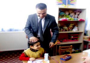 Kaymakam Güler öğrencilere süt dağıttı